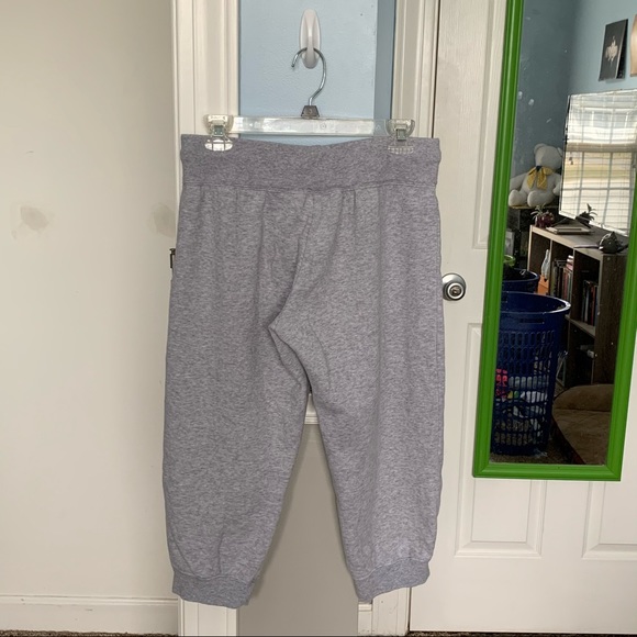 ASICS cropped sweatpants - Picture 2 of 3